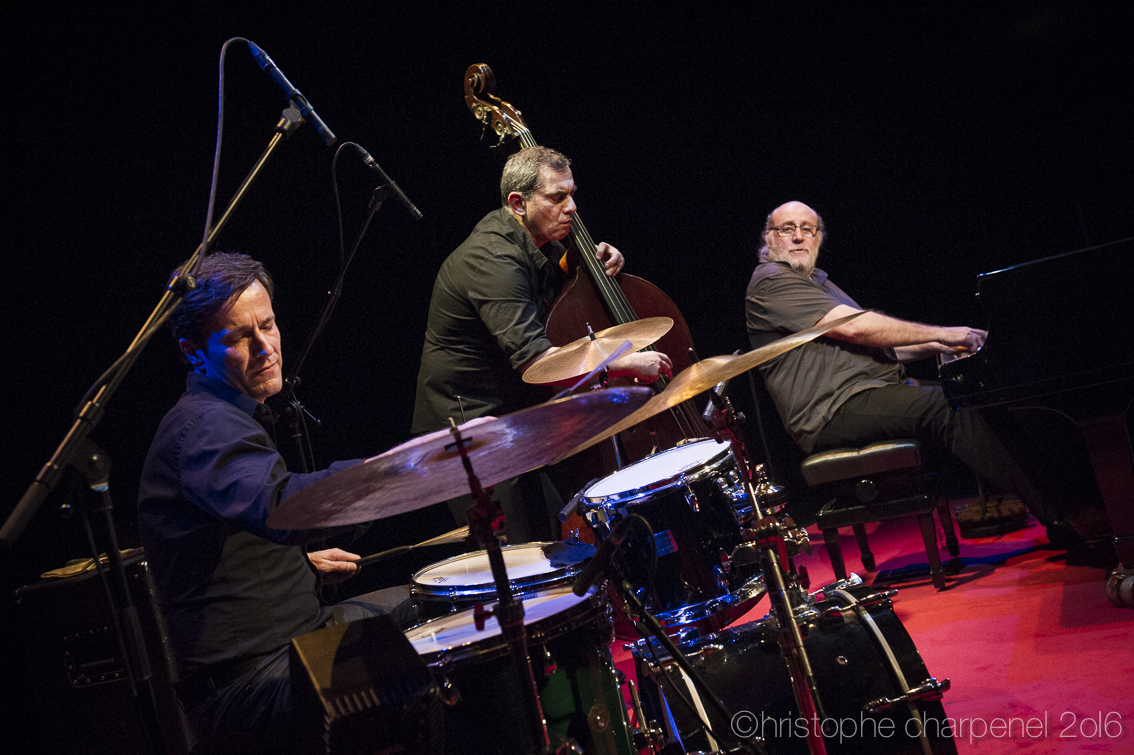 Le 4ème trio de la résidence à l'AmphiJazz : Eric Echampard à la batterie, Claude Tchamitchian à la contrebasse et Andy Emler, le 12 février..