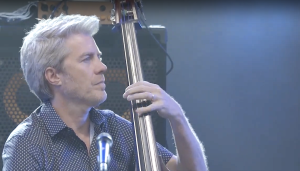 Kyle Eastwood  en avril à Ste-Colombe dans le Rhône dans un concert-hommage à son cinéaste de père