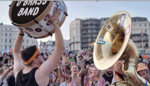 Brèves de Jazz-Les fanfares font festival à Lyon ; Jonasz dans l’intimité aux Docks 40 ; Bientôt le Péristyle effectue son retour estival
