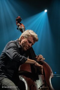 Kyle Eastwood et son quintet au Radiant: le cinéma est là, le frisson moins..